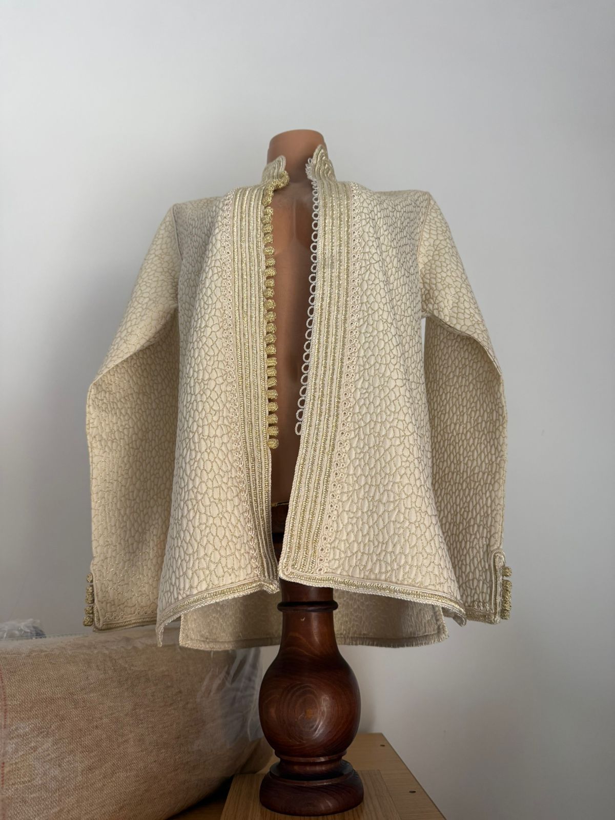 Farmla homme courte en ivoire, broderie de cordonnet ton sur ton, boutons aqad dorés et picot le long du devant, Tazi Caftan Marrakech