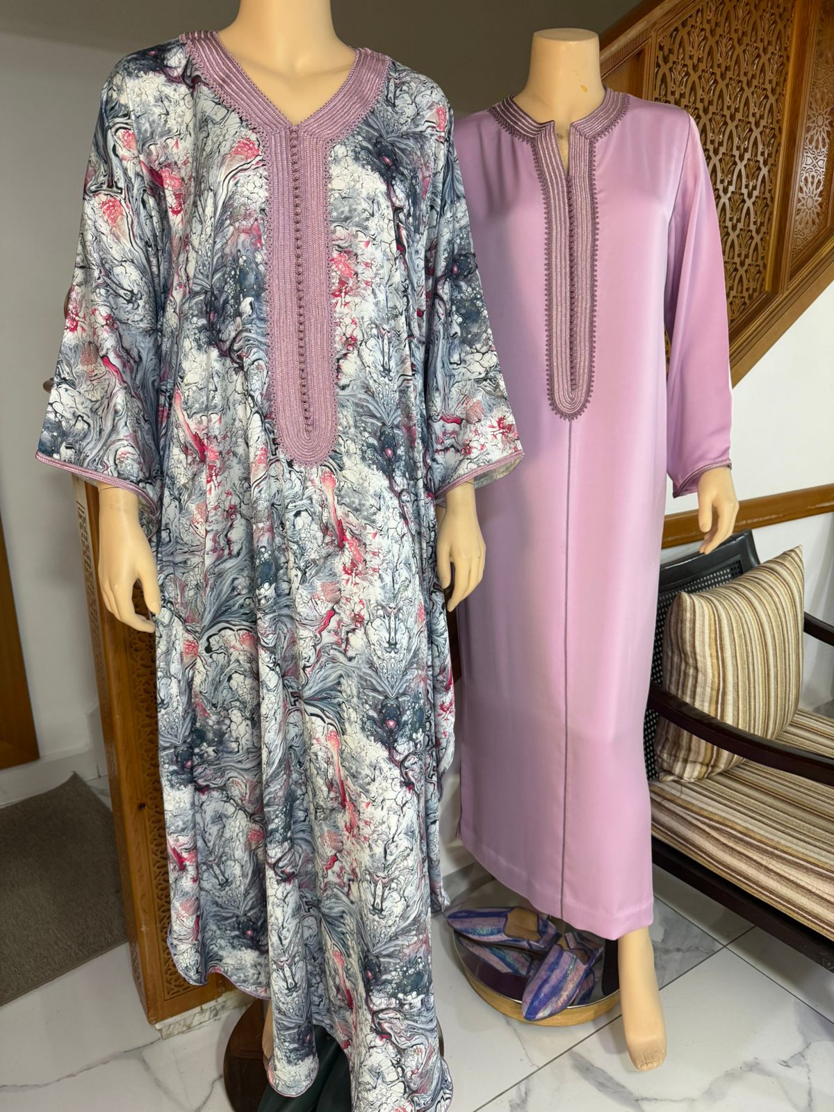 Caftan femme à imprimé marbré gris et rose, encolure en V soulignée d'un galon mauve et d'une colonne de boutons aqad, Tazi Caftan Marrakech