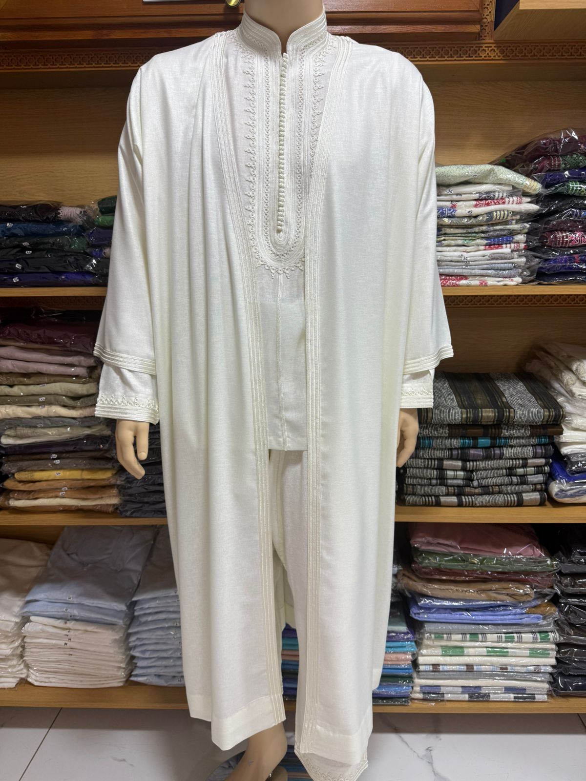 Tenue homme trois pièces en ivoire — mansoura ouverte, gandoura à terz blanc ton sur ton et longue colonne de boutons aqad, saroual assorti, Tazi Caftan Marrakech