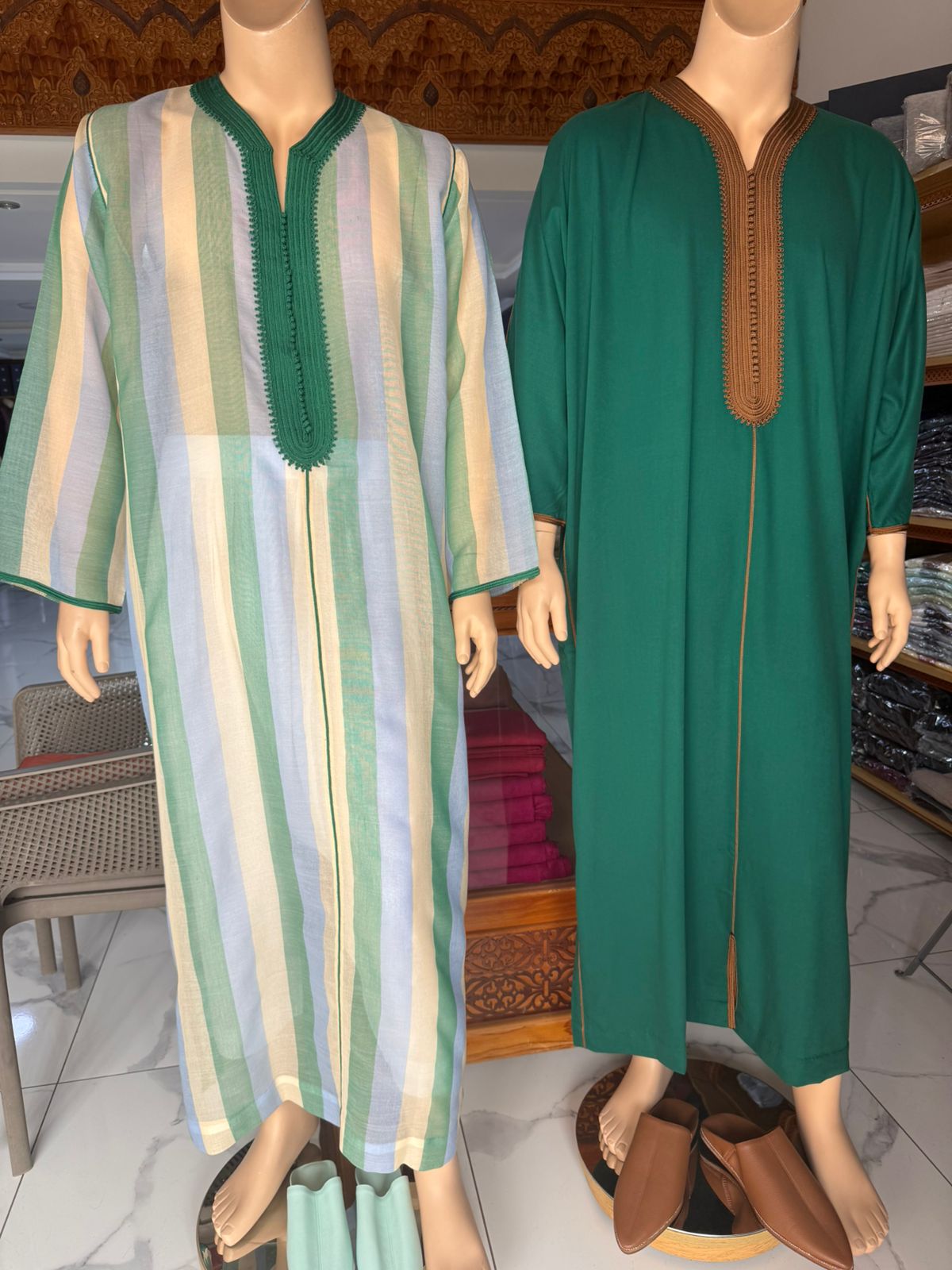 Gandoura homme en coton léger à rayures vert, bleu ciel, crème et sable, terz vert bouteille ton sur ton sur le plastron, col officier, Tazi Caftan Marrakech