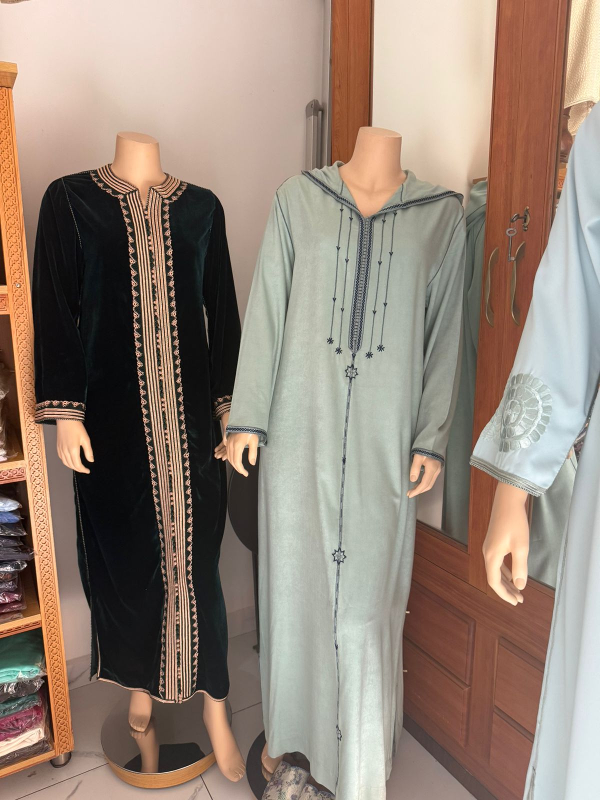 Caftan femme en velours vert bouteille, bande brodée verticale de fleurs cuivre et crème sur le devant, col officier, Tazi Caftan Marrakech