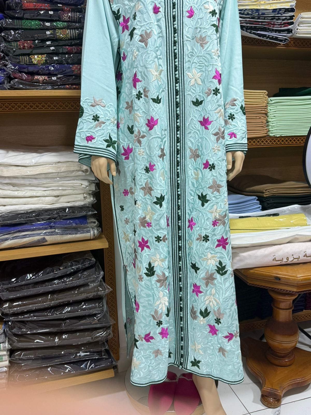 Caftan femme vert d'eau entièrement brodé de feuillage ton sur ton et parsemé de fleurs polychromes, colonne de boutons aqad, Tazi Caftan Marrakech