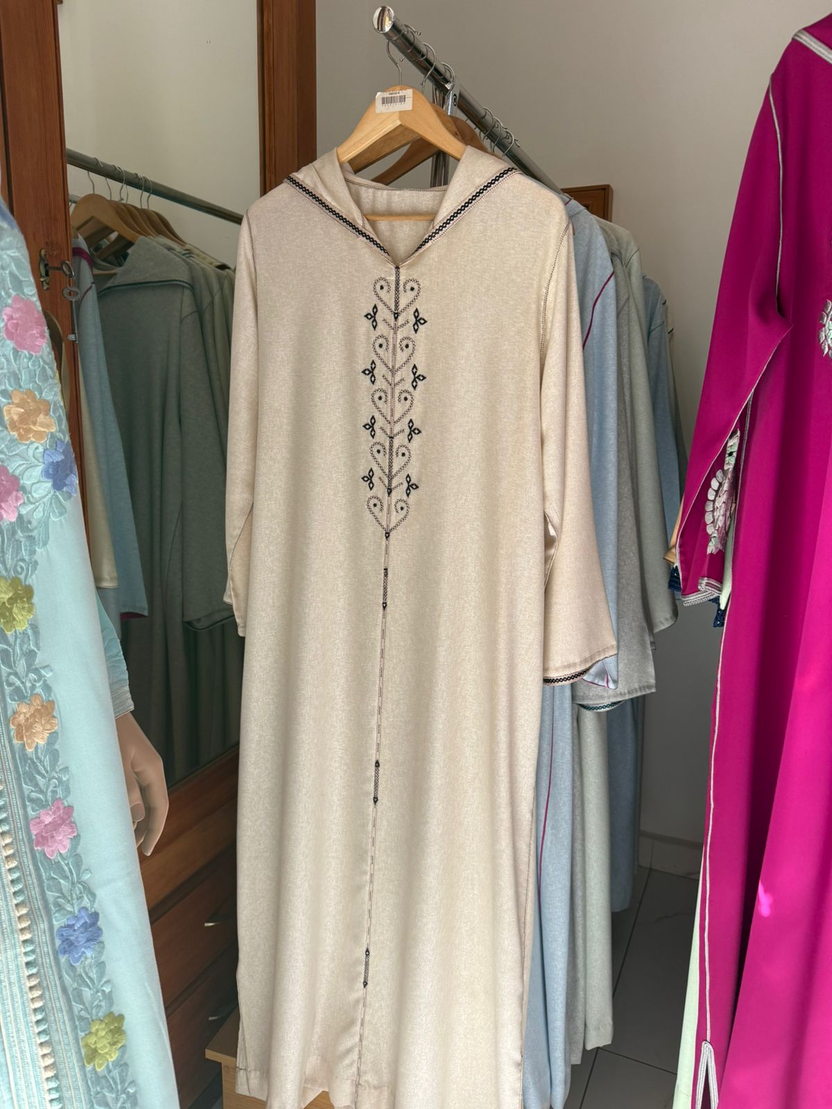 Djellaba femme à capuche couleur sable, fine broderie noire ton sur ton en vigne sur le plastron, Tazi Caftan Marrakech