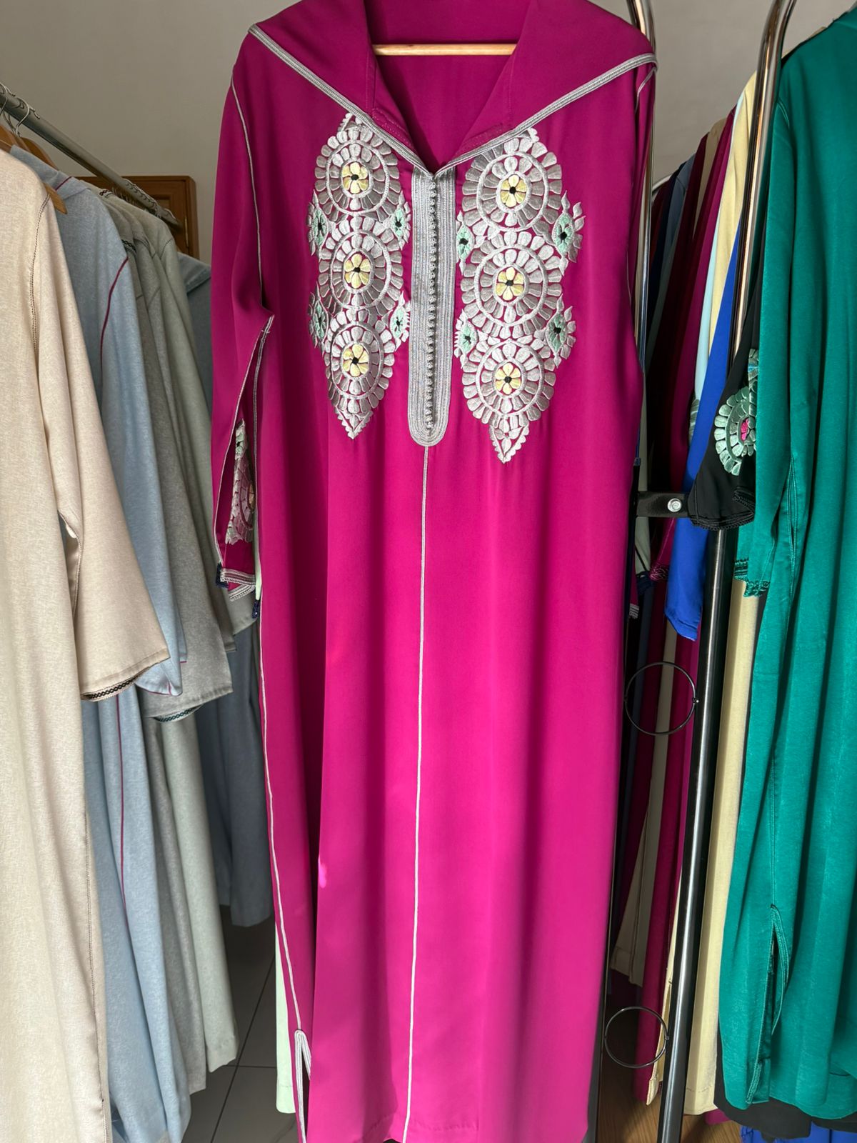 Djellaba femme à capuche fuchsia, large panneau de randa ajourée argentée avec touches jaune et menthe de part et d'autre de l'encolure, Tazi Caftan Marrakech