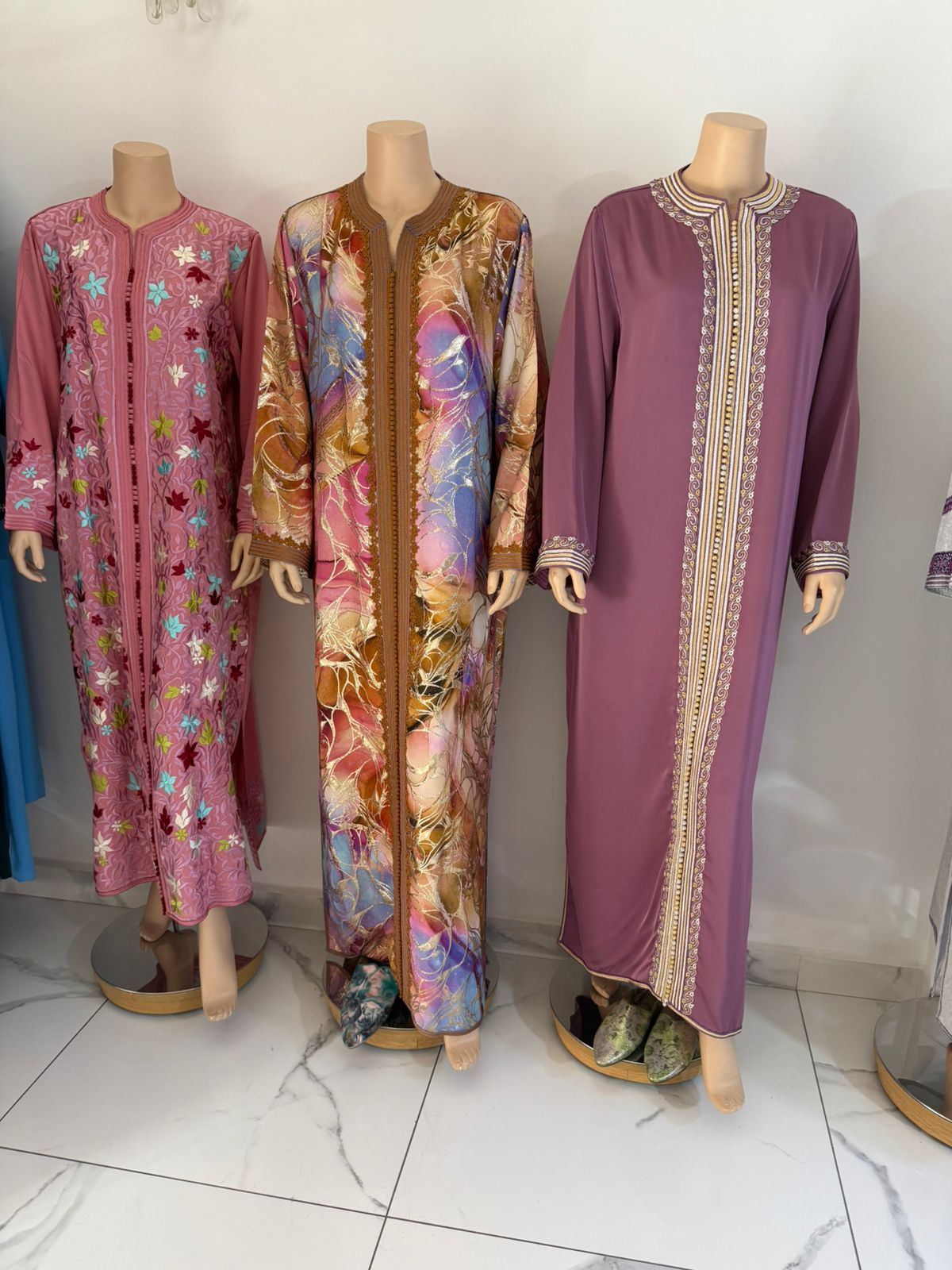 Caftan femme mauve uni, sfifa or et blanc ouvragée avec colonne de boutons aqad du col à l'ourlet, poignet assorti, Tazi Caftan Marrakech