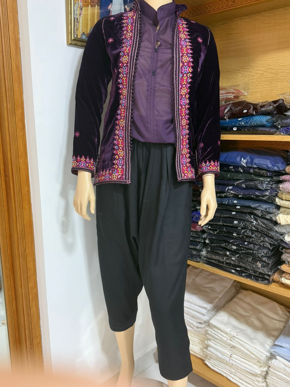 Farmla homme en velours prune à broderie amazighe polychrome sur les bandes du devant, portée sur chemise prune et saroual noir, Tazi Caftan Marrakech