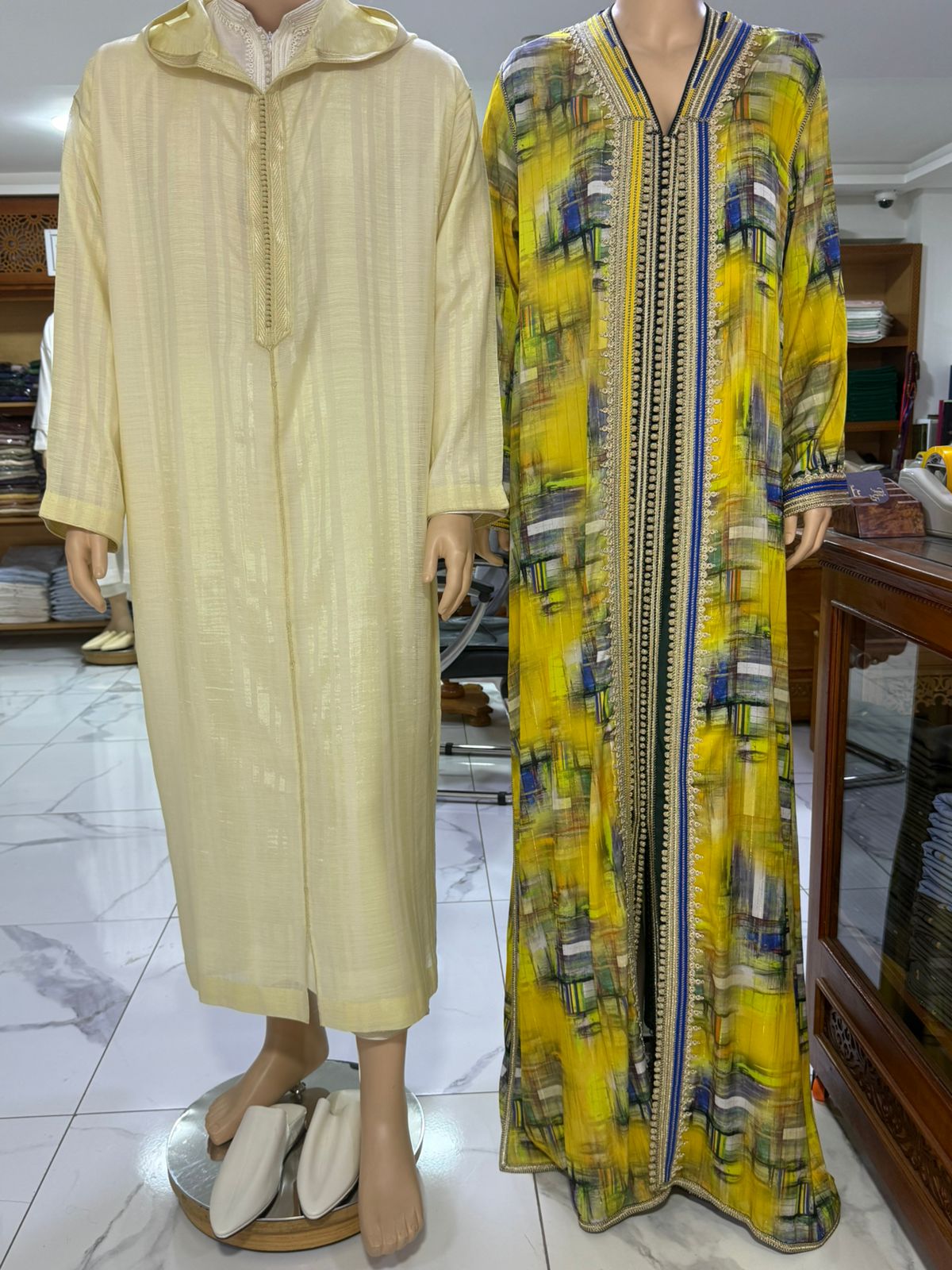 Takchita femme à imprimé abstrait jaune, bleu et vert façon coups de pinceau, longue sfifa or et bleu du col à l'ourlet, Tazi Caftan Marrakech