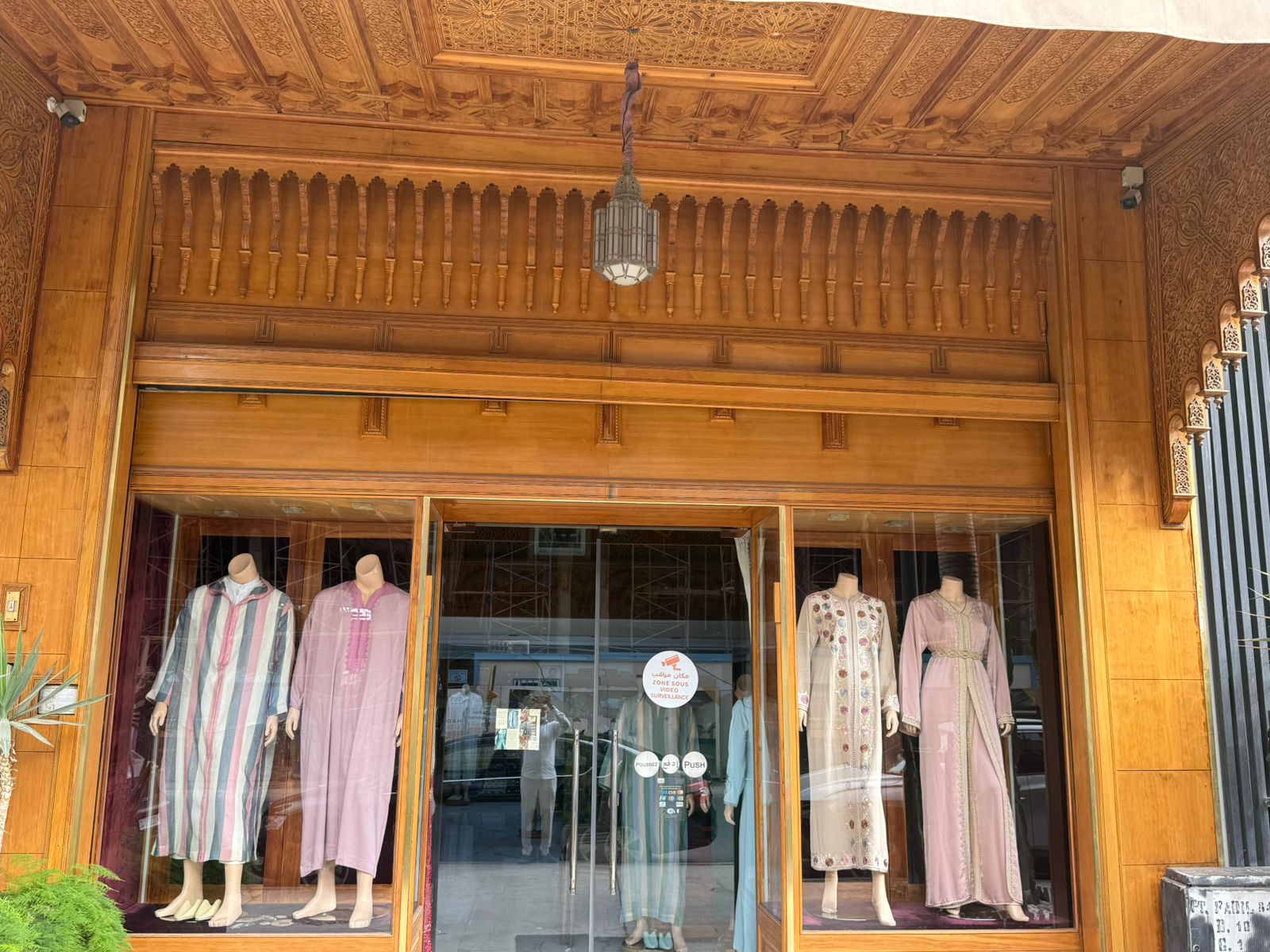 La devanture de la boutique Tazi Caftan à Marrakech